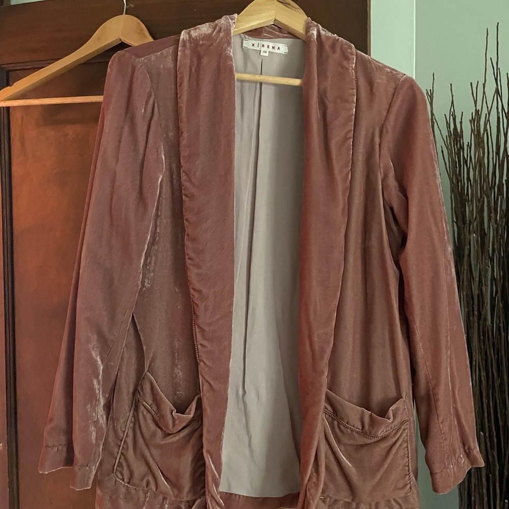 Blush velvet blazer- Xirena
